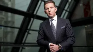 Inició con un pequeño préstamo y pasó a poseer las propiedades más importantes del Reino Unido. Inició con un pequeño préstamo y pasó a poseer las propiedades más importantes del Reino Unido.