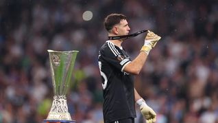 Emiliano Dibu Martínez se fracturó el dedo en el Estadio Besiktas de Estambul durante el precalentamiento previo a la final de la Europa League 2026. Emiliano Dibu Martínez se fracturó el dedo en el Estadio Besiktas de Estambul durante el precalentamiento previo a la final de la Europa League 2026.