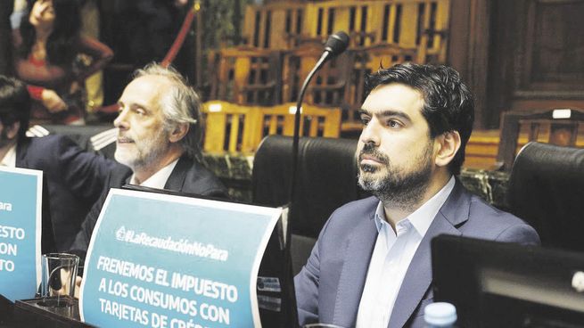 Recinto. Legisladores del Frente de Todos exhibieron carteles contra el impuesto, ayer, en la Legislatura porteña.