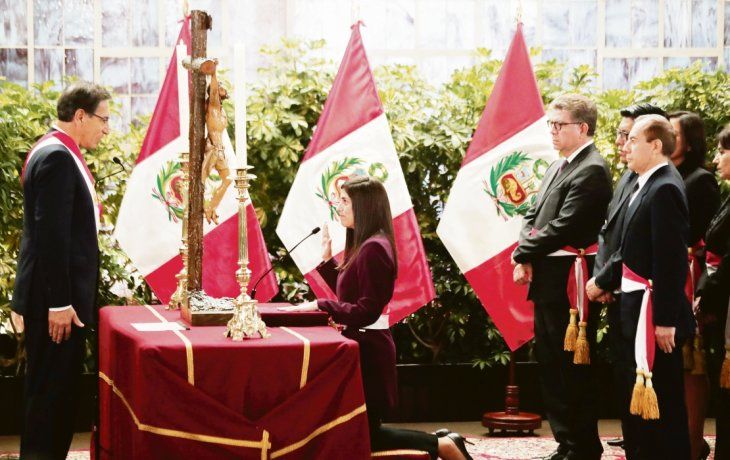 continuidad. El presidente de Perú, Martín Vizcarra, renovó ayer más de la mitad de su Gabinete, cuya tendencia, sin embargo, seguirá siendo moderada y del agrado del mercado. María Antonieta Alva es la nueva ministra de Economía.