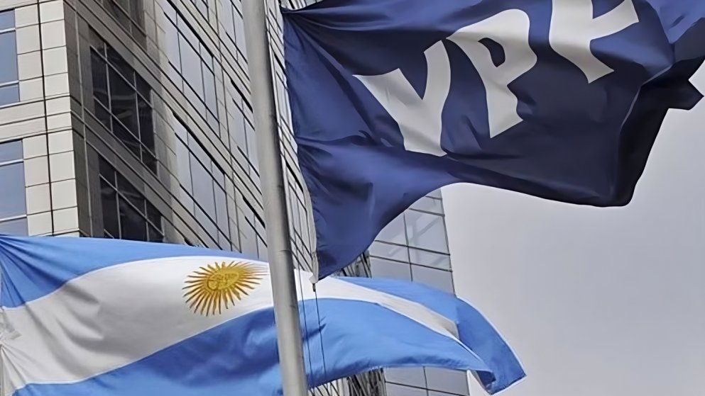 La defensa argentina argumentó que un tribunal local debía determinar la jerarquía normativa entre la ley de expropiación, que permitió estatizar el 51% de la firma, y los estatutos internos que obligaban al lanzamiento de una OPA al superar el 15% del paquete accionario.