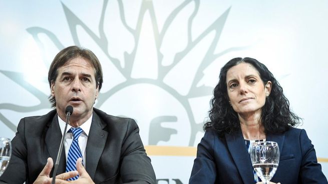 El presidente Lacalle Pou junto a la ministra de Economía y Finanzas (MEF), Azucena Arbeleche.