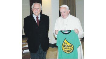 Fernando Pino Solanas, ayer junto al papa Francisco, a quien visitó para hablar sobre su postura en defensa del medio ambiente y le regaló una camiseta alusiva.