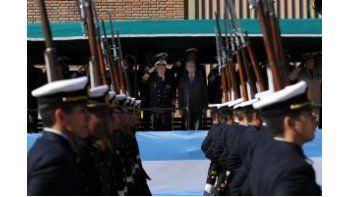 Miembros de la Armada argentina desfilan en un acto oficial (Foto: Archivo).