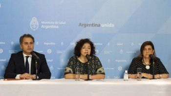 Carla Vizzotti (centro), junto a Alejandro Costa y Ángela Gentile (Imagen de archivo).