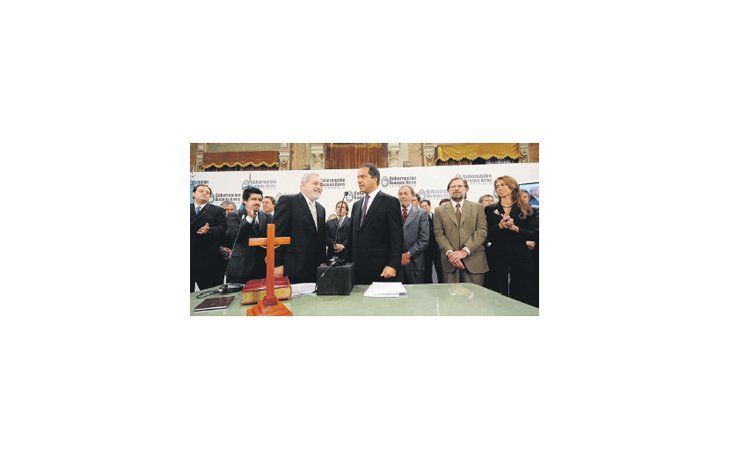 Reemplazo - Tras la tempestuosa salida de Santiago Montoya, el gobernador Daniel Scioli puso ayer en funciones a Alejandro Arlía y a Rafael Perelmiter al frente del Ministerio de Economía y de la Agencia de Recaudación de Buenos Aires, respectivamente. Ante la presencia de enviados de la Casa Rosada, pidió a los recién ungidos unir «los esfuerzos con el Gobierno nacional».