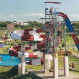 La torre de toboganes es uno de los principales atractivos del complejo termal en Federación y refuerza la propuesta recreativa del turismo termal, que combina bienestar, entretenimiento y actividades para toda la familia La torre de toboganes es uno de los principales atractivos del complejo termal en Federación y refuerza la propuesta recreativa del turismo termal, que combina bienestar, entretenimiento y actividades para toda la familia