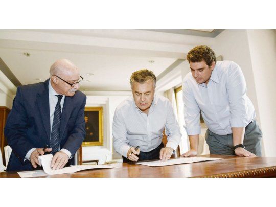 Convenio. El gobernador Cornejo, Ciácera y el ministro de Economía, Infraestructura y Energía, Martín Kerchner.