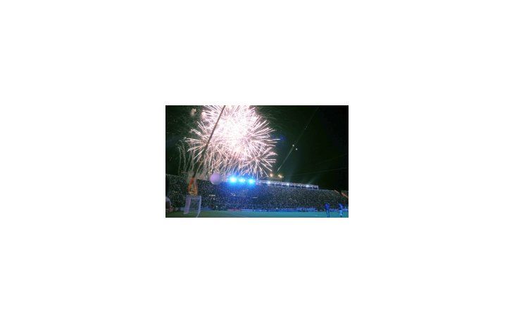 Con un buen show de fuegos artificiales, presentaciones de jóvenes, artistas y músicos, quedó inaugurado el estadio de San Juan Bicentenario, que será sede de la Copa América 2011.