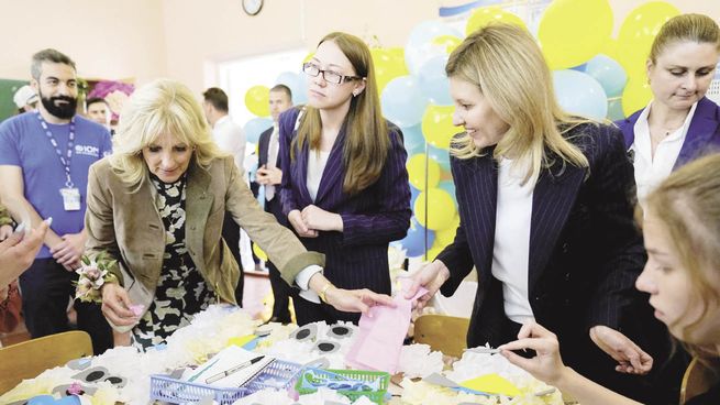 REPRESENTANTE. Jill Biden, esposa de Joe Biden, visitó ayer por sorpresa junto a la primera dama de Ucrania, Olena Zelenska, un refugio para desplazados en la localidad de Uzhhorod. “Quise venir en el Día de la Madre” que se celebró ayer en Estados Unidos y en ese país, entre muchos otros, dijo.