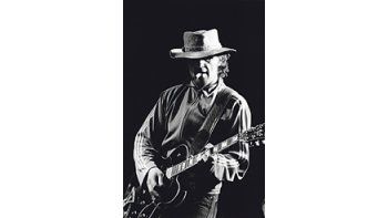 Tras actuar en el Cosquín Rock y en Rosario, Emir Kusturica y la No Smoking Orchestra se presentan mañana en Neuquén y el jueves en el Luna Park porteño.