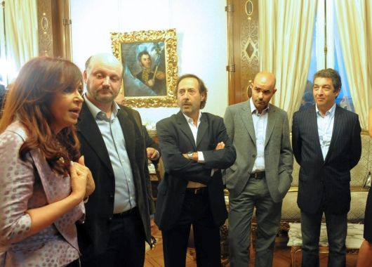 Cristina junto al equipo de El secreto de sus ojos antes del acto en el Salón de los Científicos