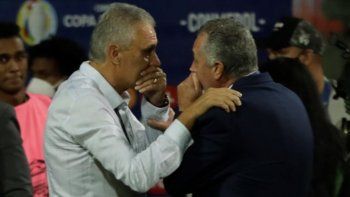 Gustavo Alfaro tuvo palabras para con Tite que emocionaron al técnico brasileño.