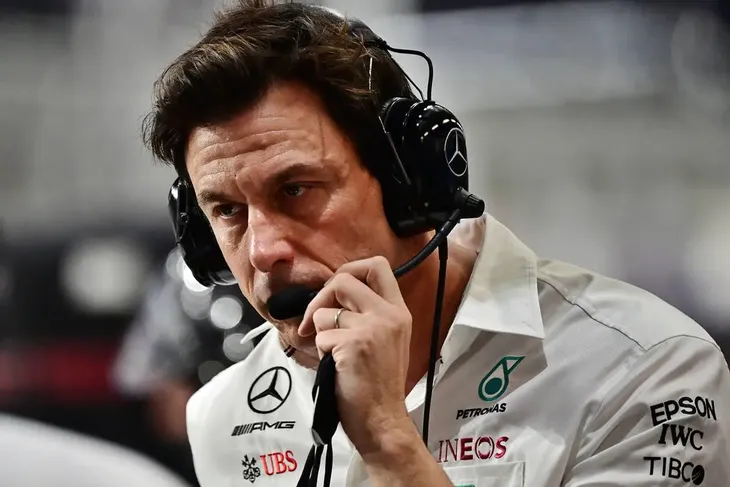 Toto Wolff es uno de los personajes más importantes de la Fórmula 1 actual y quien ostenta una envidiable fortuna de miles de millones. Toto Wolff es uno de los personajes más importantes de la Fórmula 1 actual y quien ostenta una envidiable fortuna de miles de millones.