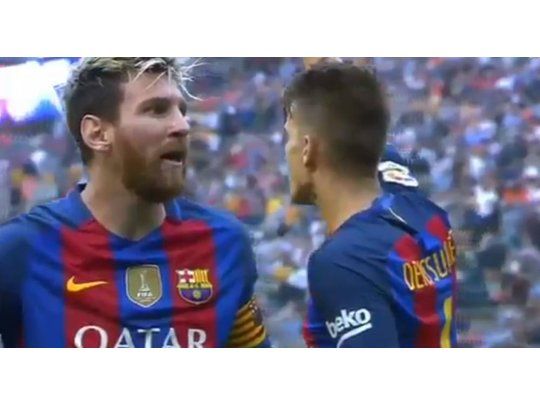 Sangre caliente: el insulto de Messi a hinchas de Valencia tras un botellazo a Neymar