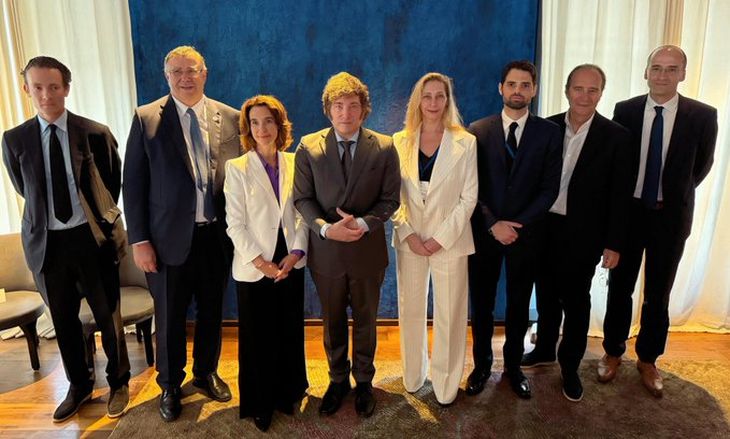 Javier Milei junto a empresarios franceses. Javier Milei junto a empresarios franceses.