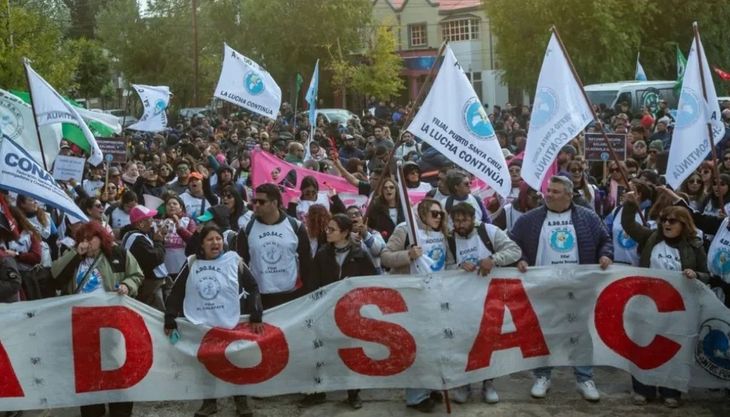 En Santa Cruz, ADOSAC marchó para pedir una convocatoria urgente a paritaria. En Santa Cruz, ADOSAC marchó para pedir una convocatoria urgente a paritaria.