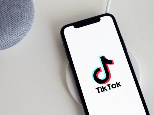 TikTok es una aplicación china propiedad de ByteDance que seutiliza para crear y compartir vídeos cortos.