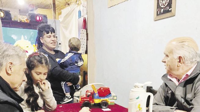 campaña.  Mauricio Macri y el  intendente de Lanús, Néstor Grindetti, ayer en Monte Chingolo, provincia de Buenos Aires.