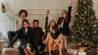 Después de la cena de Navidad, la noche recién empieza. Después de la cena de Navidad, la noche recién empieza.