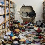 Así fue el boquete que abrieron los ladrones para ingresar a la sala de cajas de seguridad. Así fue el boquete que abrieron los ladrones para ingresar a la sala de cajas de seguridad.