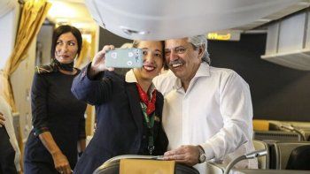 El presidente Alberto Fernandez en el vuelo que lo llev&oacute; a Israel.