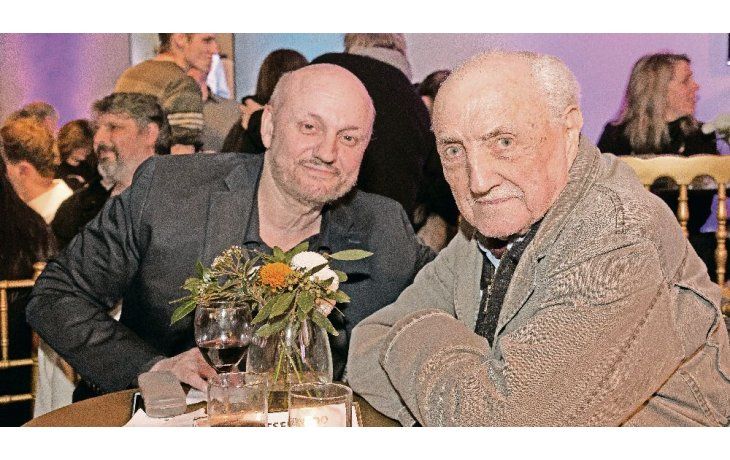 ámbito.com | Figuras. Juan José Campanella comparte mesa con José Antonio Martínez Suárez en la noche de SICA, la asociación de directores de cine y TV fundada en 1958 por Mario Soffici, Fernando Ayala y otros notables.