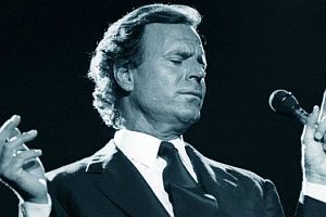 Antes de ser cantante, Julio Iglesias soñaba con ser futbolista, pero un accidente de tránsito lo alejó de las canchas.