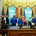 Donald Trump junto a los astronautas de Artemis II en la Casa Blanca. Donald Trump junto a los astronautas de Artemis II en la Casa Blanca.