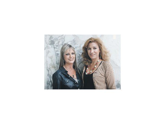 Mónica Lerner (izq.), como la entrevistadora, y Mónica Salvador, como Evita, sostienen una transformadora entrevista en escena.