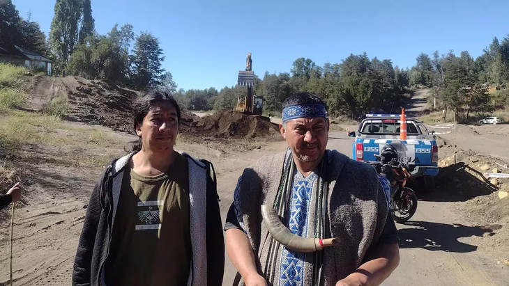 Members of the Mapuche community who are in conflict with Manu Ginóbili. Members of the Mapuche community who are in conflict with Manu Ginóbili.