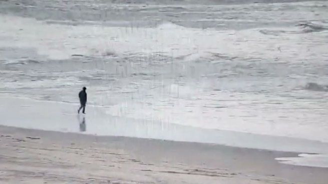Un delincuente se metió al mar para escapar de la Policía en Villa Gesell