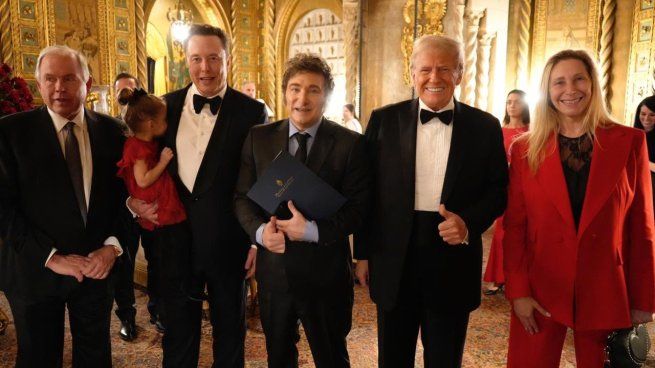 Gerardo Werthein, Elon Musk, Javier Milei, Donald Trump y Karina Milei, en la mansión de Mar-a-Lago.