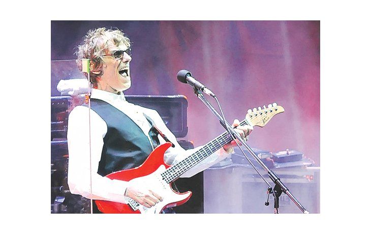 Arriba, el «Flaco» en el recital «Spinetta y las bandas eternas», show de cinco horas en Velez, por el que pasaron todos los músicos con los que tocó durante su vida. Abajo, con sus compañeros del recordado Almendra. Arriba, el «Flaco» en el recital «Spinetta y las bandas eternas», show de cinco horas en Velez, por el que pasaron todos los músicos con los que tocó durante su vida. Abajo, con sus compañeros del recordado Almendra.