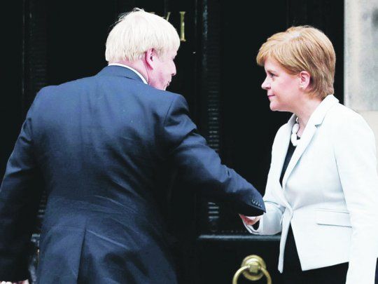 Irreconciliables. Boris Johnson visitó ayer a la líder de Escocia, Nicola Sturgeon, a quien ratificó su decisión de sacar al Reino Unido de la UE a cualquier costo. Su anfitriona, en tanto, volvió a hablar de independencia.