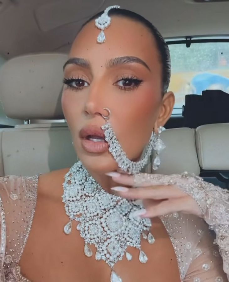 Kim Kardashian mostró su ostentoso look para la boda en redes sociales. 