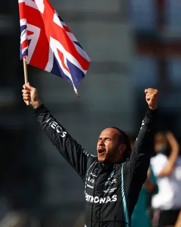 El británico Lewis Hamilton volvió al triunfo en el Gran Premio de Gran Bretaña. Su últmo triunfo habìa sido en 2021 en Arabia Saudita.