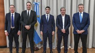 Acuerdo con Chubut. Diego Santilli, Manuel Adorni, Ignacio Torres, Luis Caputo y Carlos Ormachea participaron de la firma del acuerdo por la eliminación de retenciones al petróleo convencional. Acuerdo con Chubut. Diego Santilli, Manuel Adorni, Ignacio Torres, Luis Caputo y Carlos Ormachea participaron de la firma del acuerdo por la eliminación de retenciones al petróleo convencional.