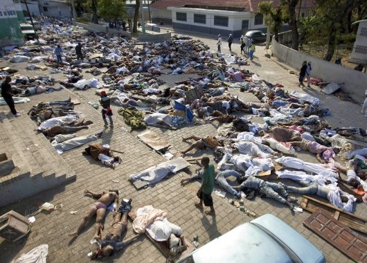 Por el calor y el paso de los días, los cuerpos comienzan a descomponerse.