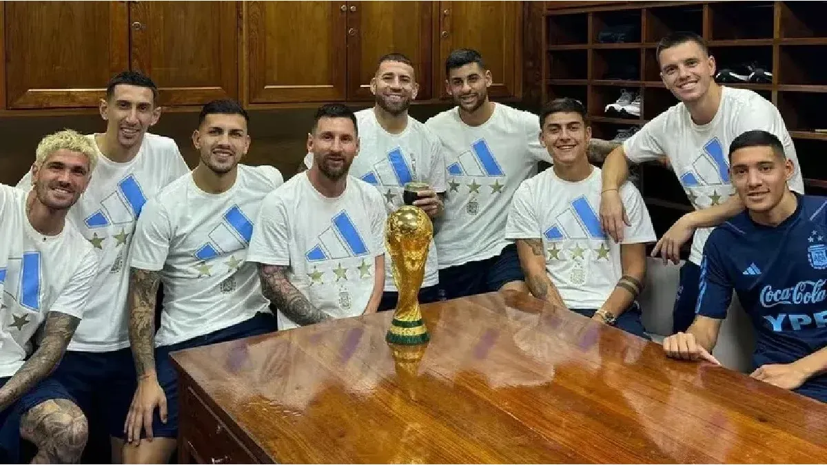 The world champions posed on the networks with the Cup won in Qatar