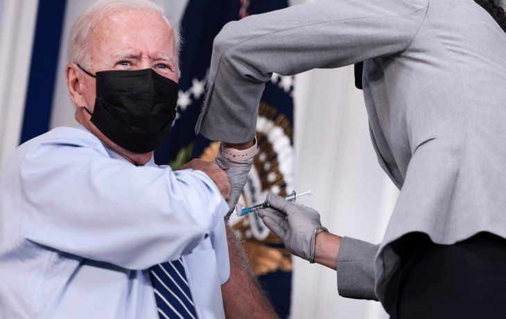 El presidente Biden recibió las tres dosis en público.