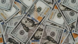 El dólar mostró una leve baja, pero sigue cerca de los 40 pesos, según datos del Banco Central del Uruguay.