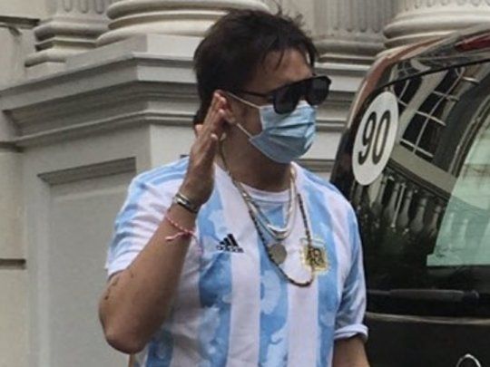 Julian Casablancas, cantante de The Strokes, camina Buenos Aires antes de su show en el Lollapalooza.