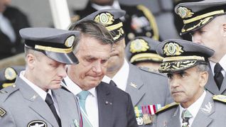 ALIANZA. Jair Bolsonaro nombró a más de 6.000 militares en cargos públicos durante su administración, lo que incluyó la vicepresidencia y la titularidad de importantes ministerios.