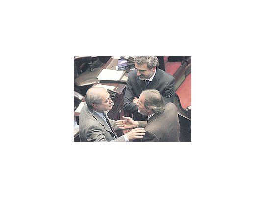 Agustín Rossi, Alberto Balestrini y Fernando Chironi, ayer enuna sesión de la Cámara de Diputados, donde se aprobóley que tipifica el delito de terrorismo.