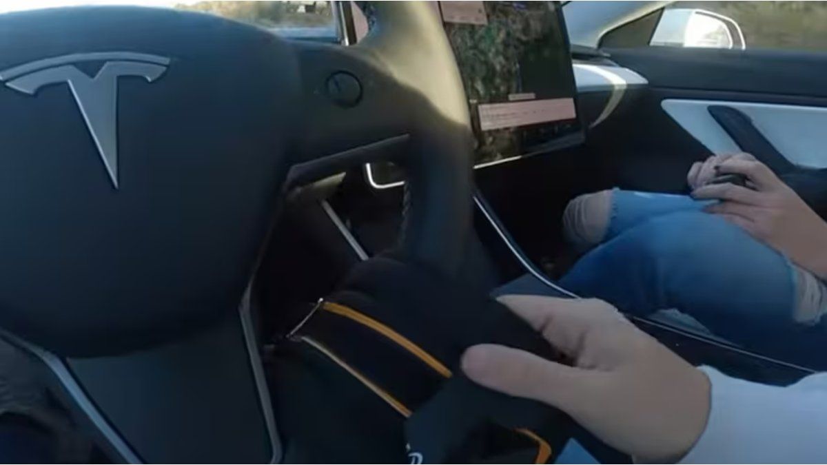 Video: an automatic Tesla saved the life of a pedestrian, but ended up causing a shocking accident