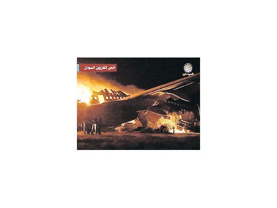 Imágenes del drama vivido ayer en el aeropuerto de Jartum. Sudán es uno de los países con más accidentes de aviones militares, algo que se debe, en buena medida, a la antigüedad y el mal mantenimiento de los aparatos.