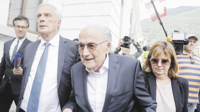 acusado. El expresidente de la FIFA Sepp Blatter, su abogado Lorenz Erni y su hija Corinne Blatter salen de la audiencia del último 8 de junio en la Corte Federal Criminal de Suiza, cuya fiscal ayer pidió prisión en suspenso.