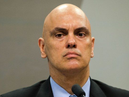 La suspensión fue determinada en una cautelar expedida por el magistrado Alexandre de Moraes, instructor del juicio en el que el líder ultraderechista fue condenado a 27 años y 3 meses de prisión por haber liderado una trama golpista contra Lula. 