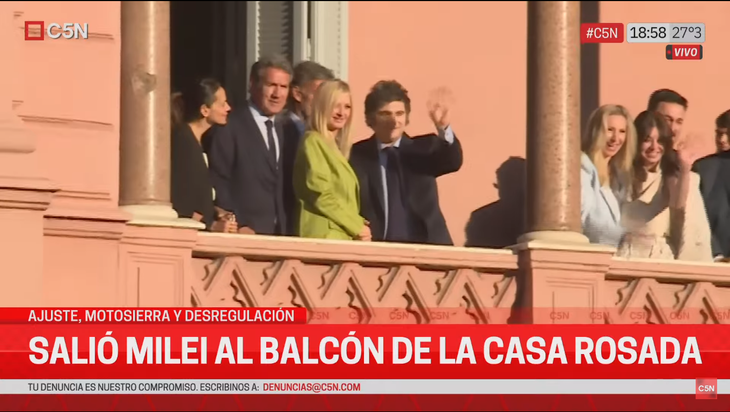 Javier Milei saludó desde el balcón de Casa Rosada.